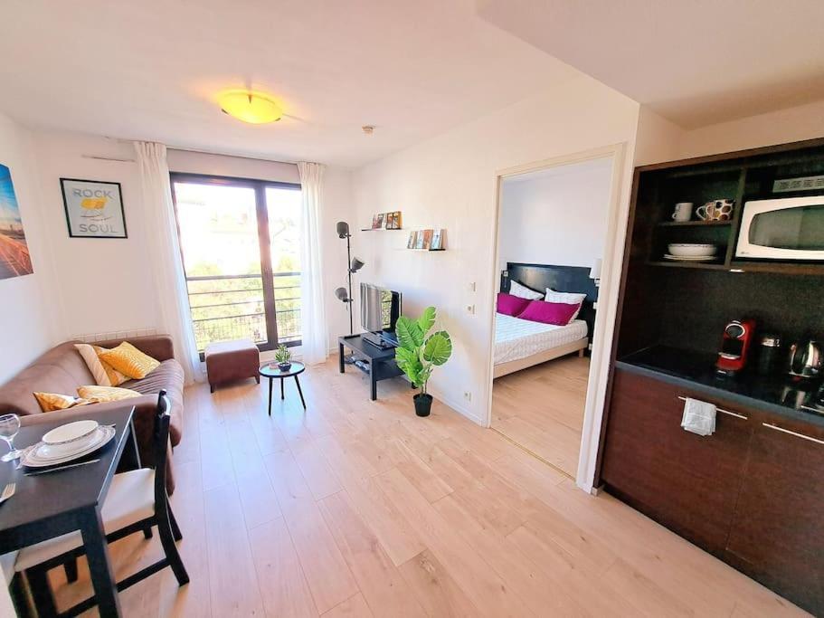 Le Valmy: Appartement Lumineux Au Pied Du Metro Lyon Exterior photo