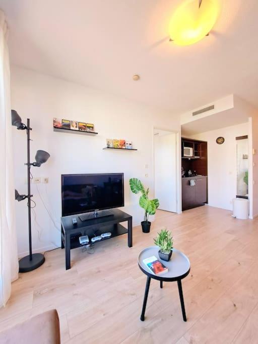 Le Valmy: Appartement Lumineux Au Pied Du Metro Lyon Exterior photo