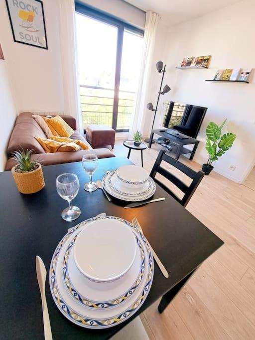 Le Valmy: Appartement Lumineux Au Pied Du Metro Lyon Exterior photo